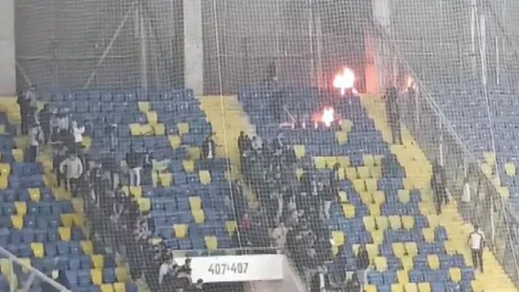 Beşiktaşın oyununda aləm qarışdı - oturacaqları yandırıb polisə daşla hücum etdilər - FOTOlar