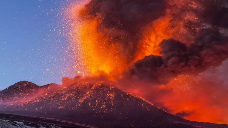 İndoneziyada Merapi vulkanı püskürdü