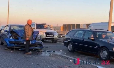 Mərdəkan yolunda iki avtomobil toqquşdu: Tıxac yarandı - FOTO