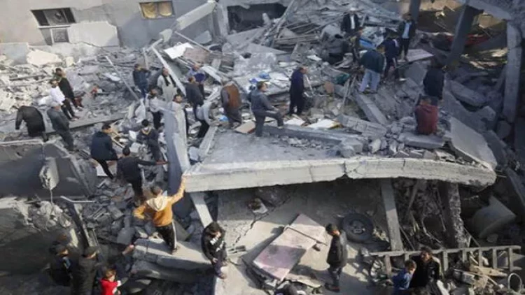 Qəzza zolağında qaçqın düşərgəsinə hücum edildi - 100-dən çox ölü var