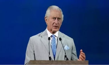 Kral diplomatik qalmaqal fonunda bu qalstuku taxdı - FOTOlar