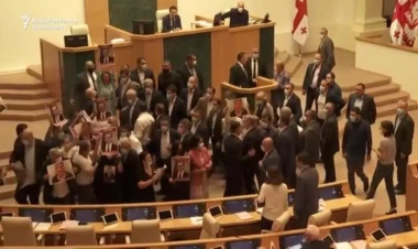 Gürcüstanda deputatlar əlbəyaxa oldu: “Rusiya arzusu”nun sonu yaxınlaşır