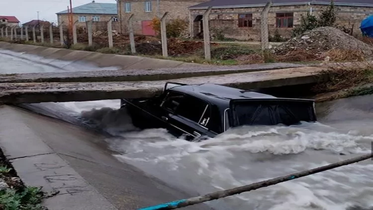 Qubada avtomobil su kanalına düşdü - FOTO