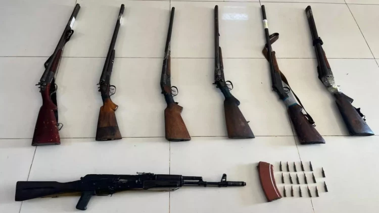 Çay kənarından silah-sursat aşkarlandı