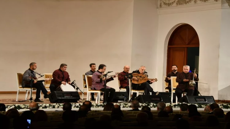 Fəramərz Gərmrudinin rəng və təsniflərindən ibarət konsert keçirilib - FOTO