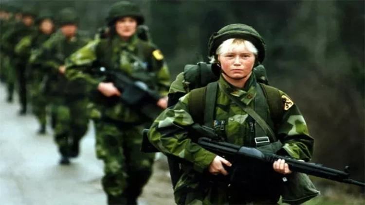 Bu ölkələrdə qadınlar məcburi hərbi xidmətə gedir - SİYAHI -  FOTOlar