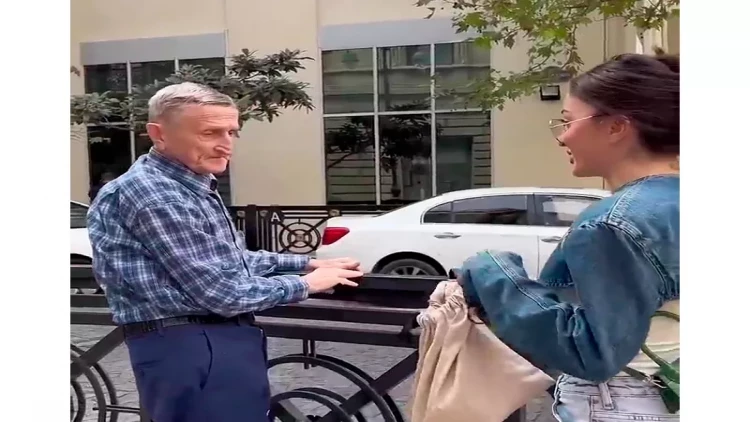 Bakıda gənc qızdan küçədəkilərə maraqlı təklif - VİDEO