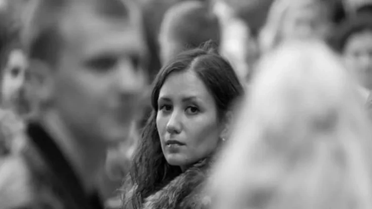 Kişi sevgisini unutmuş tənha qadının 6 əlaməti