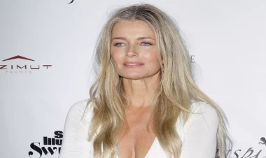 58 yaşlı model yarıçılpaq pozlar verdi - 