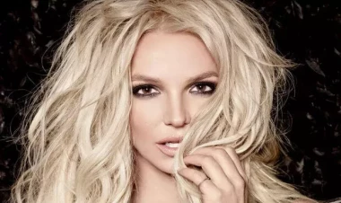 Britni Spirs yataqda çılpaq göruntülərini paylaşdı