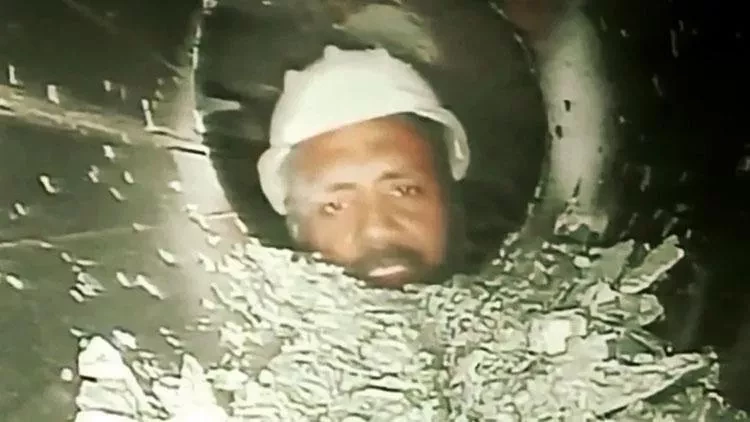 Yerin altından 17 gün sonra sağ çıxdılar