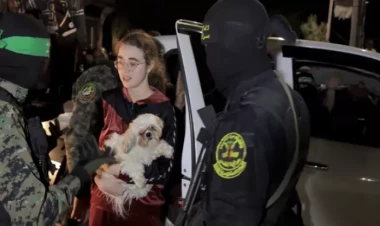 HƏMAS azad etdiyi israillilərin görüntüsünü yaydı - VİDEO