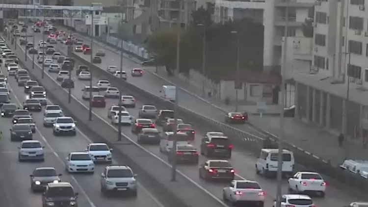 Paytaxtın bu yollarında tıxac yaranıb - SİYAHI