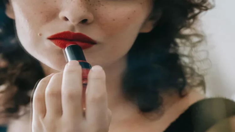 Dövlət işçisinin görüşdüyü qadın gizli polis çıxdı - Ölkədə qalmaqal - FOTOlar