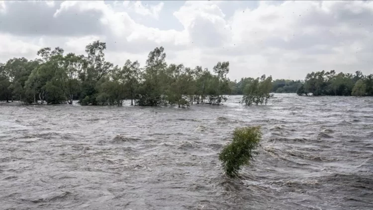 Daşqınlar 70 nəfərin həyatına son qoydu