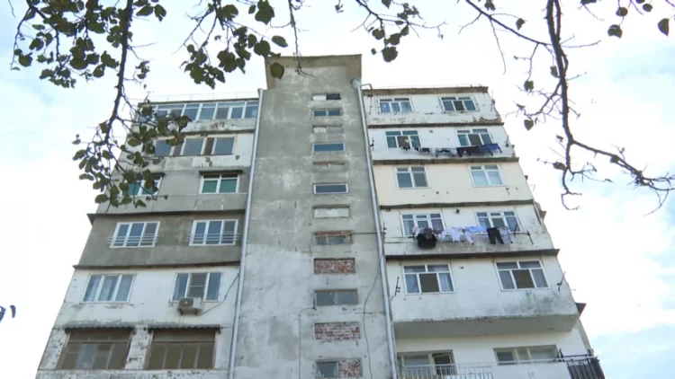 Bakıda bu binada hər an faciə təhlükəsi - VİDEO