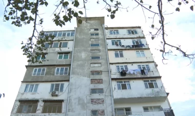 Bakıda bu binada hər an faciə təhlükəsi - VİDEO