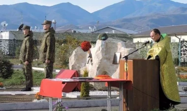 Rusiya sülhməramlıları Qarabağda abidə qoydu - FOTO