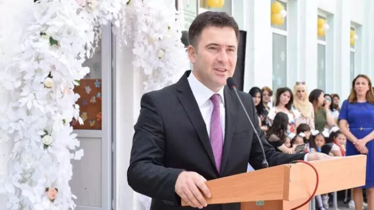 Azərbaycanda ŞOK hadisə:Təhsil İdarəsinin müdiri şagirdi döydü – VİDEO