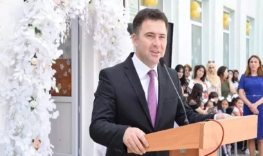 Azərbaycanda ŞOK hadisə:Təhsil İdarəsinin müdiri şagirdi döydü – VİDEO