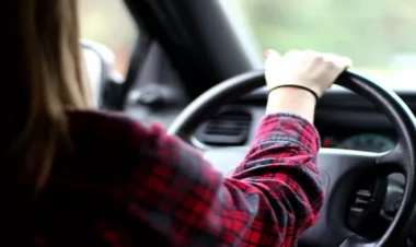 Bakıda qadın sürücü avtomobili işıqfora çırpdı - ANBAAN VİDEO - FOTO