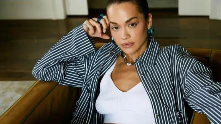 Bu geyimi ilə heyrətə gətirdi - büsqaltersiz, şəffaf... - FOTOlar