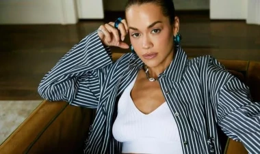 Bu geyimi ilə heyrətə gətirdi - büsqaltersiz, şəffaf... - FOTOlar