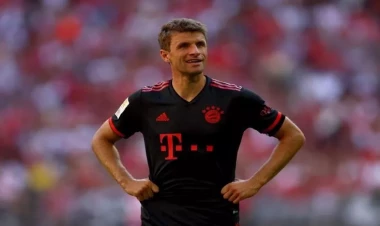 İngiltərə nəhəngi onun üçün pusquda dayanıb