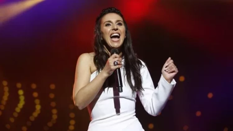 Rusiyanın axtarışa verdiyi məşhur müğənni Türkiyəyə sığındı - FOTO