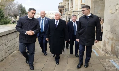 Camal Rəşid İçərişəhərdə təndir çörəyi yedi - FOTO