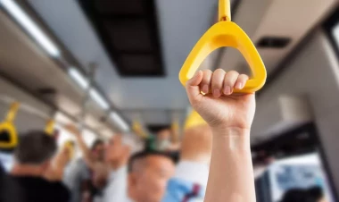 Azərbaycanda şok olay: Avtobusda qadının yerinə pul verən kişi onunla evlənməyə məcbur edildi - VİDEO