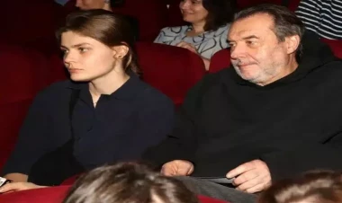 Məşhur rejissorun özündən 46 yaş kiçik tələbəsindən uşağı oldu