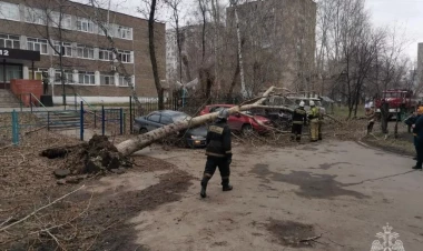 Əlverişsiz hava nəticəsində üç nəfər öldü, 18-i yaralandı