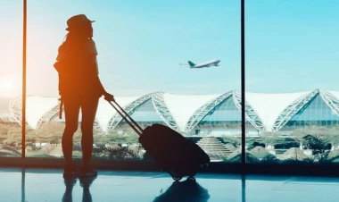 Lüt qadın aeroportu bir-birinə vurdu - VİDEO