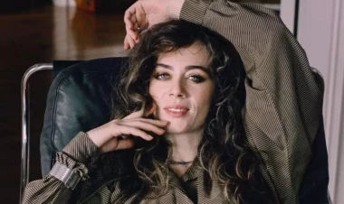 Uşağının otağında yarıçılpaq halda kamera qarşısına keçdi - FOTO