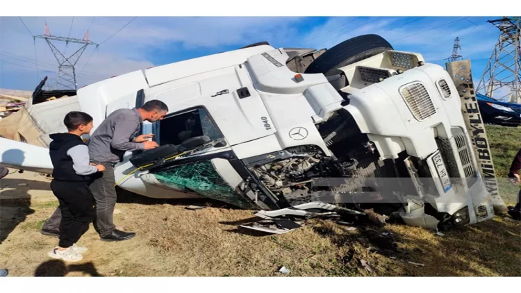 Naxçıvanda yuxulu sürücü TIRI aşırdı - FOTO