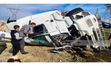 Naxçıvanda yuxulu sürücü TIRI aşırdı - FOTO