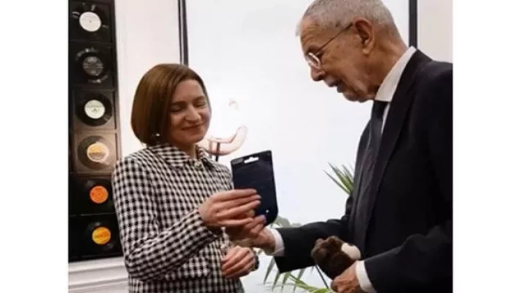 Avstriya Prezidenti onu dişləyən itə hədiyyə verdi - VİDEO