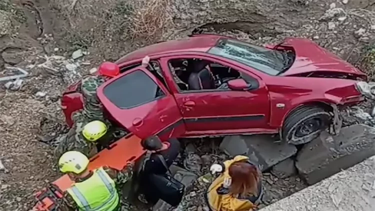 Sərnişin dərəyə aşan maşından belə çıxarıldı - VİDEO