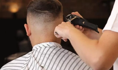 Məşhur müğənni yeni imic üçün saçlarıyla vidalaşdı - FOTO