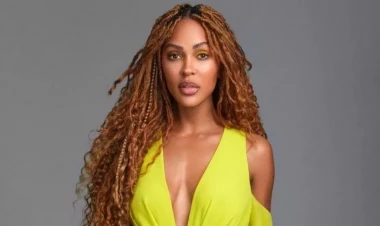 42 yaşlı aktrisa cazibədar, yarıçılpaq bədəni ilə cavanlara meydan oxudu - FOTO