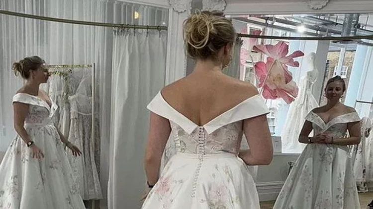 Gəlinin güzgüdəki əksi dəhşətə gətirdi – Qəribə FOTO