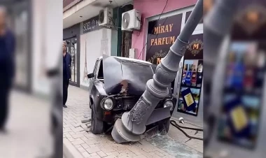 İdarəetmədən çıxan “Jiquli” işıq dirəyini yerindən qopardı - VİDEO