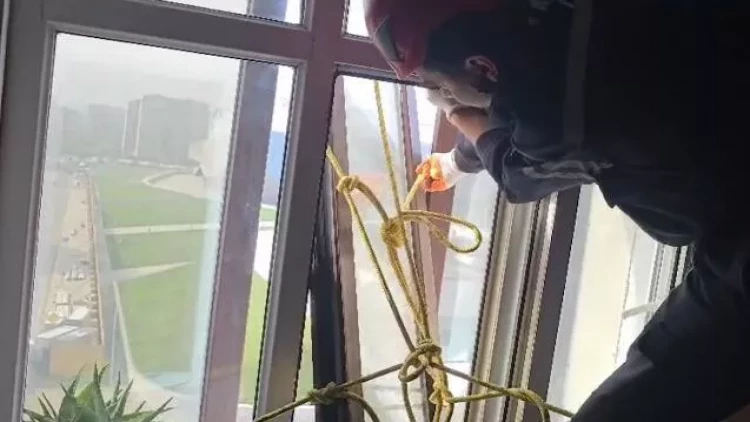 Bakıda hündürmərtəbəli yaşayış binasında təhlükəli anlar - VİDEO