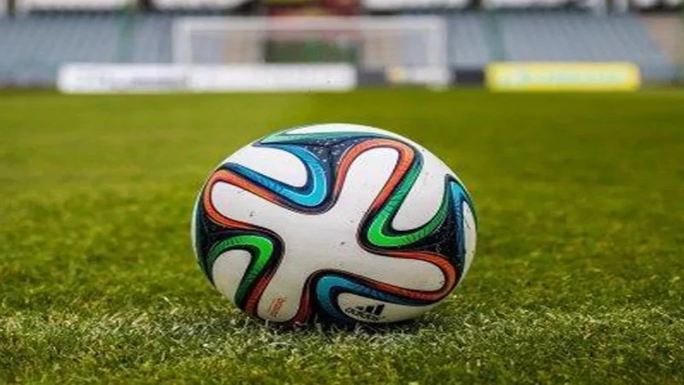 Məşhur futbolçunun üzünə top dəydi, beyni silkələndi - FOTO