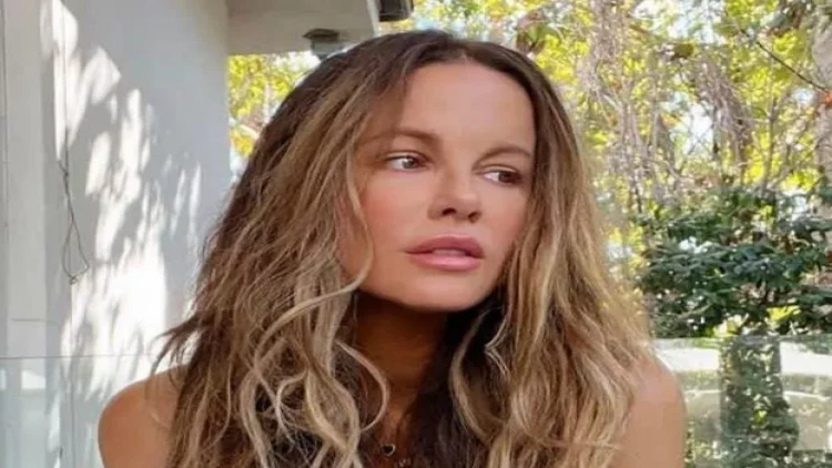 50 yaşlı aktrisa qısa geyiminə görə 