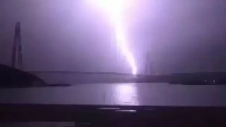 İstanbul körpüsünü ildırım vurdu - VİDEO