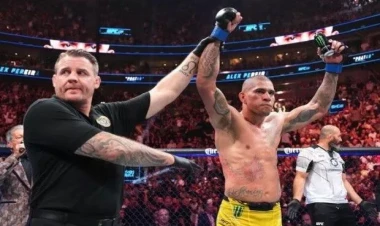 Rəqibini nokauta belə göndərərək UFC kəmərini qazandı - VİDEO