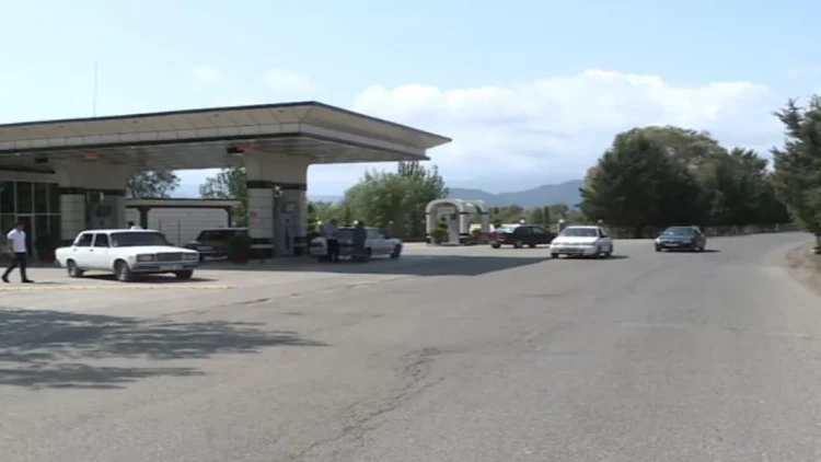 Azərbaycanda yük maşınının təkəri çıxıb yol kənarındakı şəxsi öldürdü - FOTO