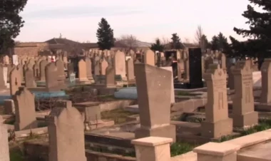 Qəbristanlıqda şok olay: Çılpaq qız... - VİDEO - FOTO